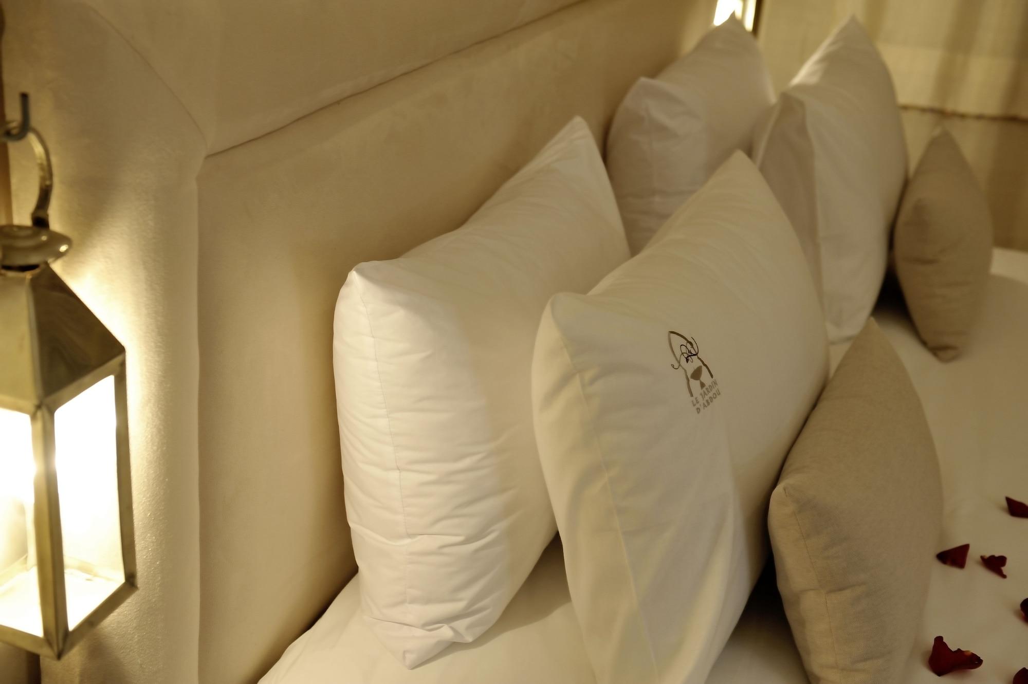 Riad Le Jardin D'Abdou Marakeş Dış mekan fotoğraf Pillows on a bed