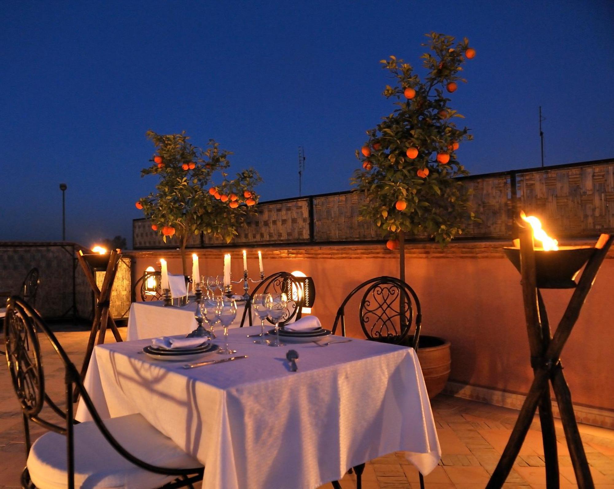 Riad Le Jardin D'Abdou Marakeş Dış mekan fotoğraf Rooftop dining at the hotel