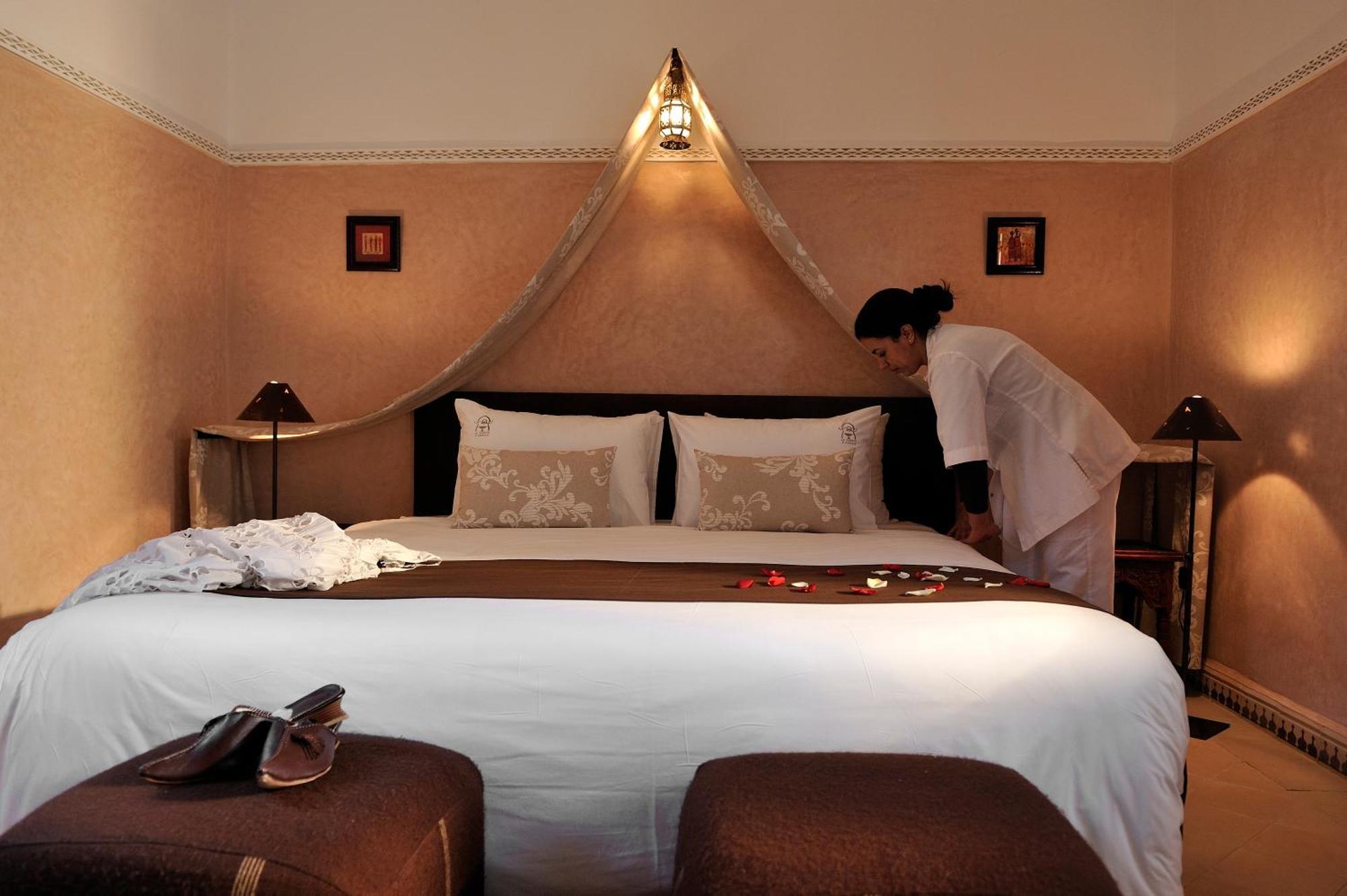 Riad Le Jardin D'Abdou Marakeş Dış mekan fotoğraf A chambermaid making a bed