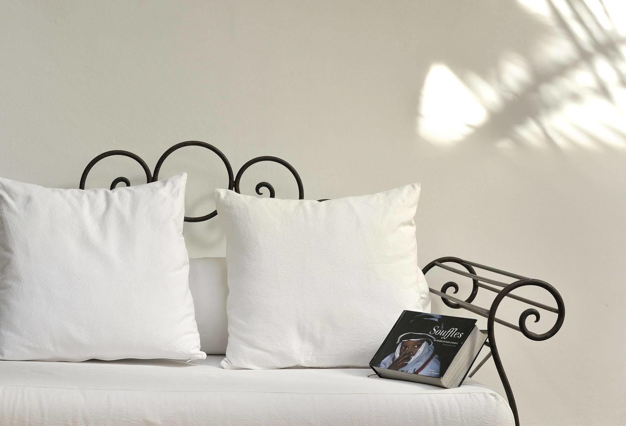 Riad Le Jardin D'Abdou Marakeş Dış mekan fotoğraf A bed with pillows