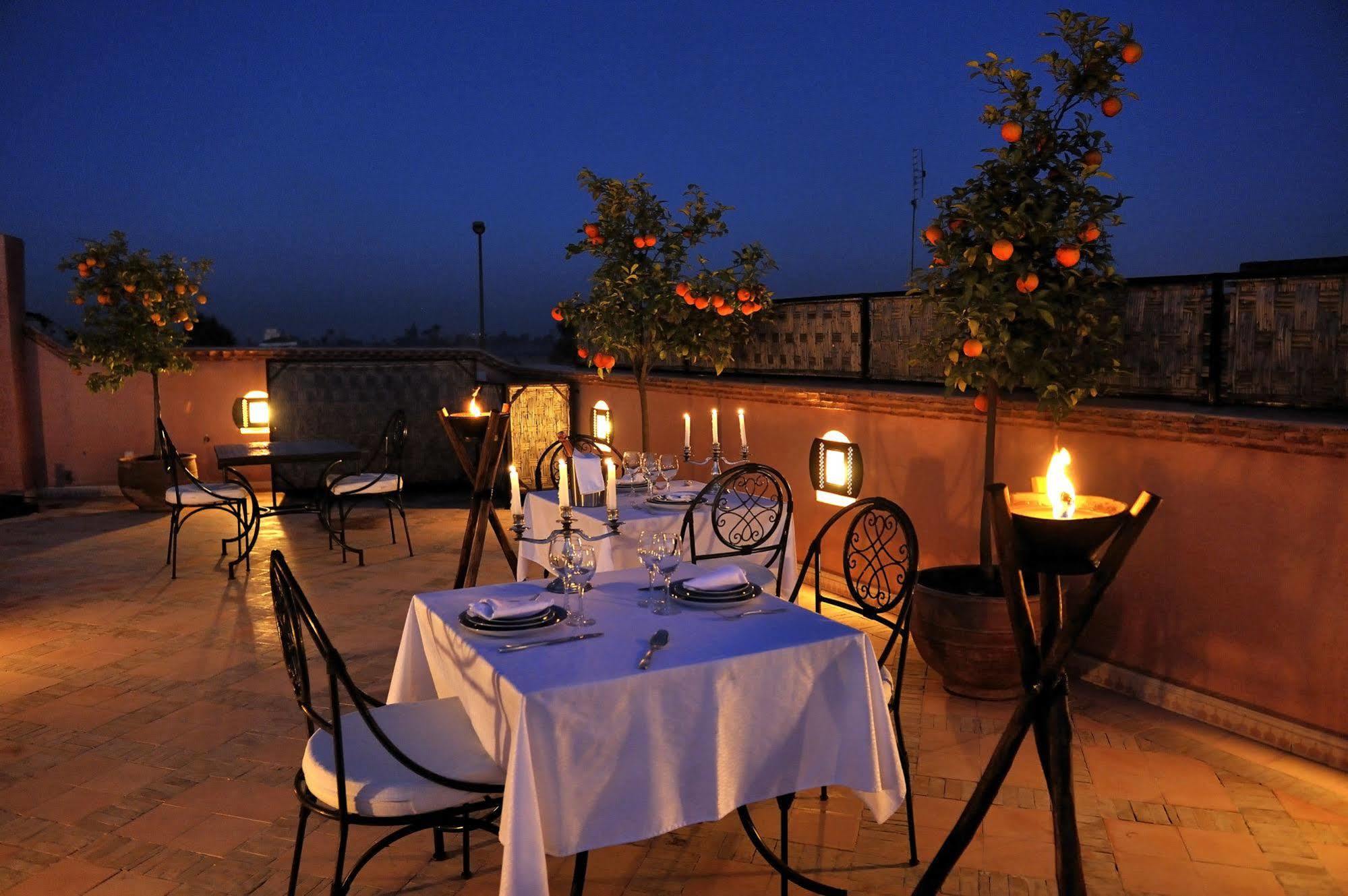 Riad Le Jardin D'Abdou Marakeş Dış mekan fotoğraf Rooftop dining at the hotel