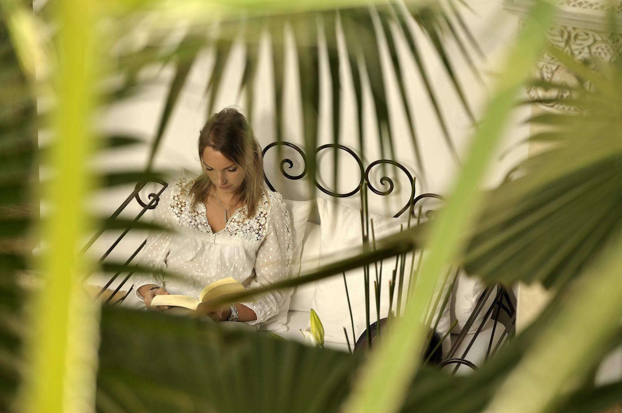 Riad Le Jardin D'Abdou Marakeş Dış mekan fotoğraf A woman reading a book in the garden